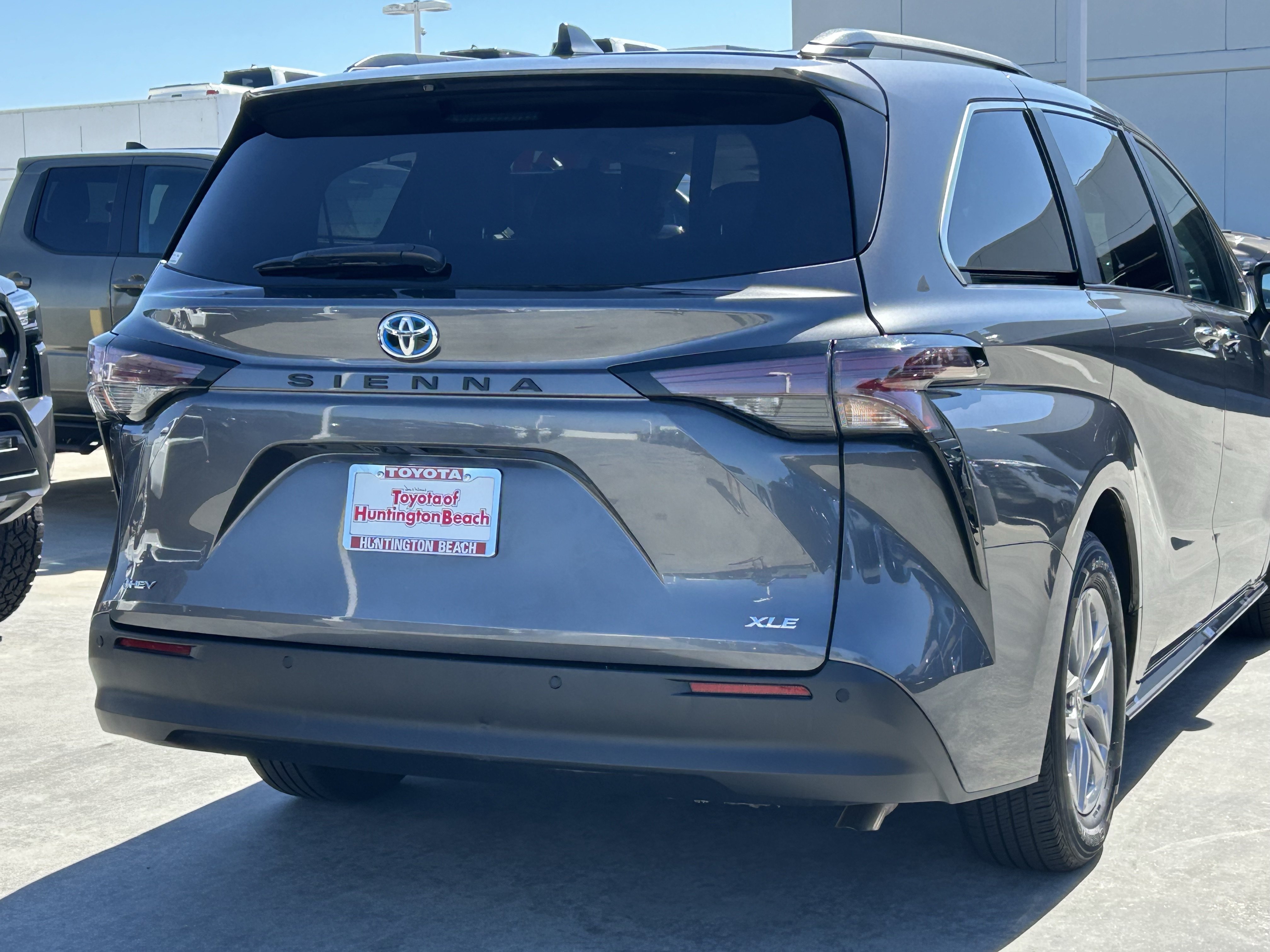 Certified 2025 Toyota Sienna XLE FWD image 4