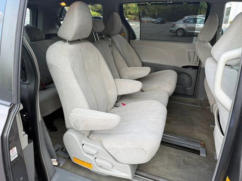 Used 2012 Toyota Sienna LE FWD image 21