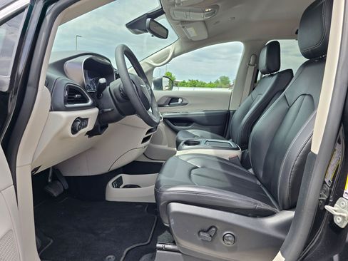 Used 2023 Chrysler Pacifica Touring-L FWD image 11