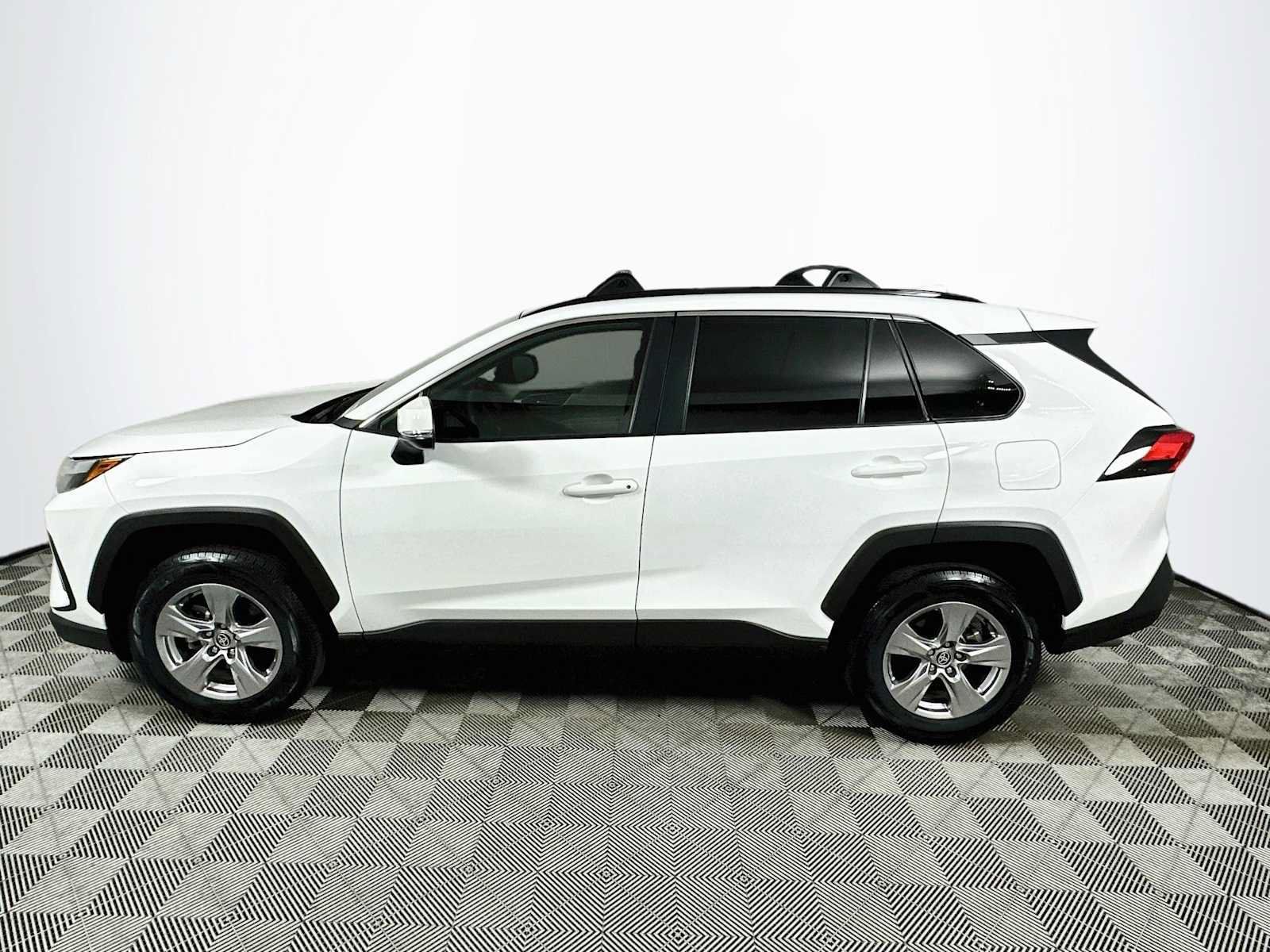 Used 2022 Toyota RAV4 XLE w/ Convenience Package FWD image 4