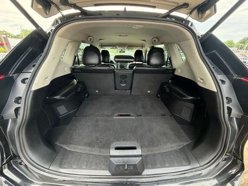 Used 2018 Nissan Rogue SV w/ Premium Package FWD image 9
