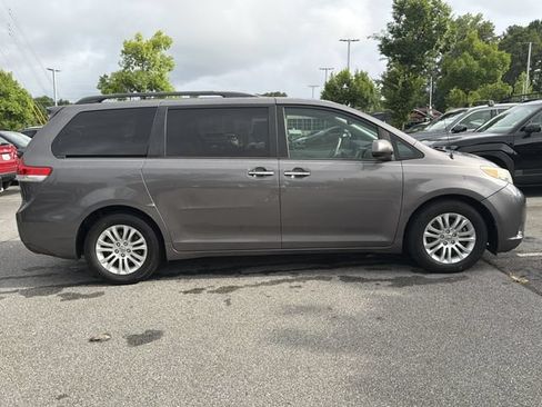 Used 2014 Toyota Sienna XLE FWD image 9