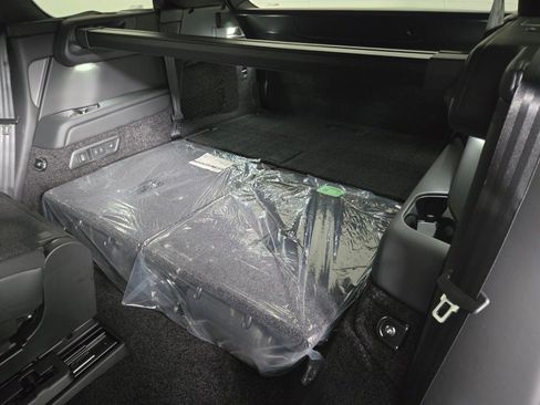 New 2026 Land Rover Range Rover Long Wheelbase SE AWD/4WD image 18