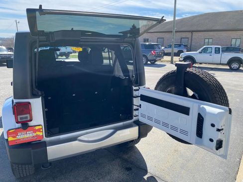 Used 2017 Jeep Wrangler Unlimited Sahara w/ Connectivity Group image 18