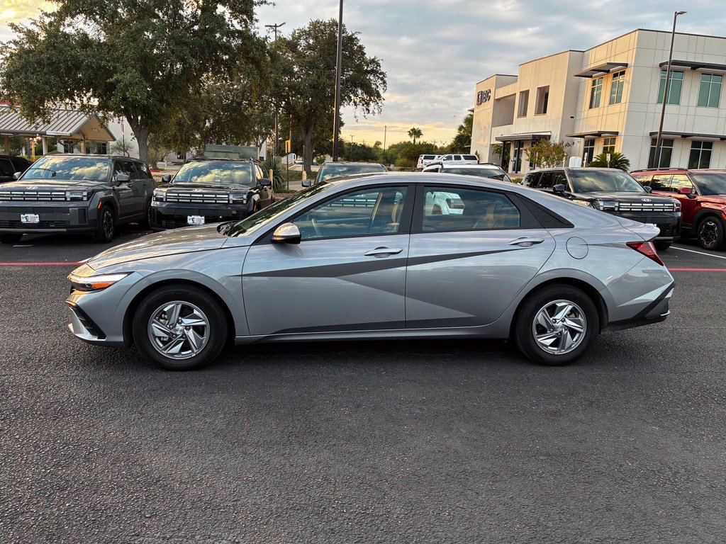 Certified 2026 Hyundai Elantra SE FWD image 2