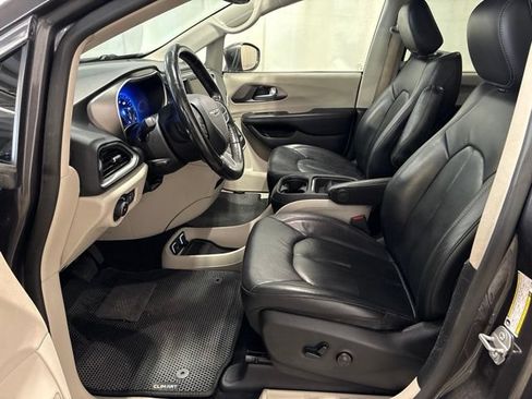 Used 2020 Chrysler Pacifica Touring-L FWD image 12