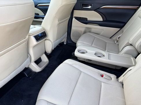 Used 2017 Toyota Highlander Limited FWD image 21