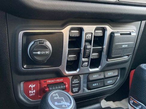 Used 2025 Jeep Wrangler Unlimited Rubicon w/ Convenience Group image 21