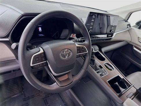 Certified 2023 Toyota Sienna XLE image 9
