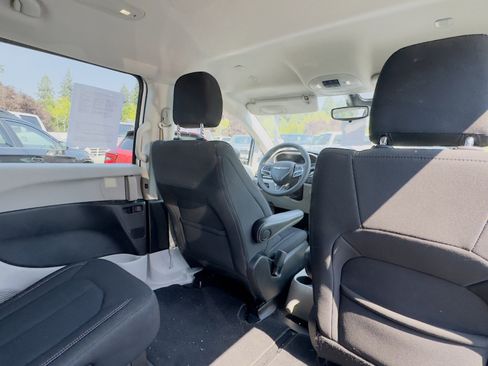 Used 2023 Chrysler Voyager LX image 11