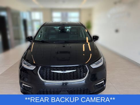Used 2023 Chrysler Pacifica Touring-L FWD image 6