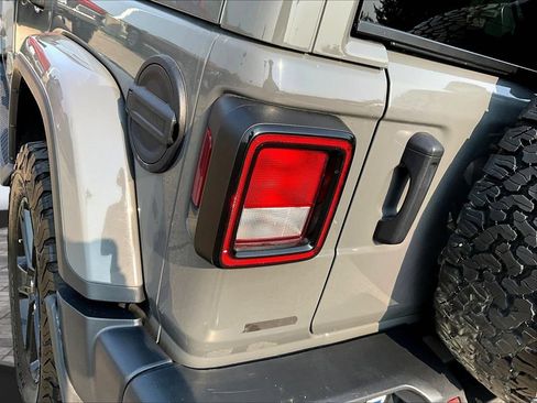 Used 2021 Jeep Wrangler Unlimited Sahara AWD/4WD image 25