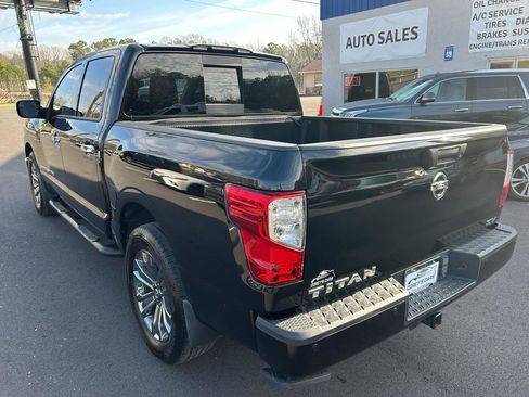Used 2018 Nissan Titan SV w/ SV Convenience Package RWD image 3