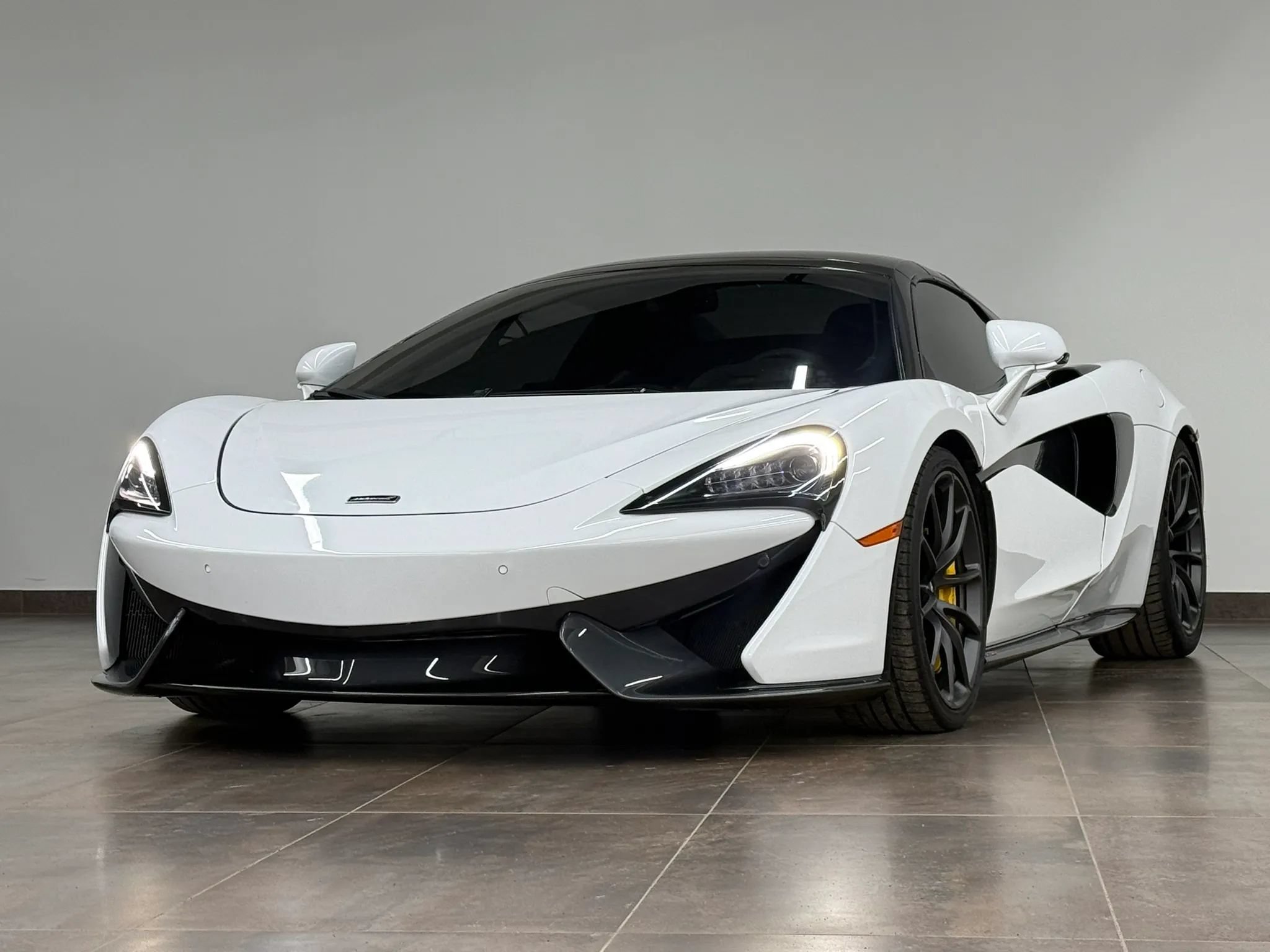 Used 2019 McLaren 570S Spider RWD image 1