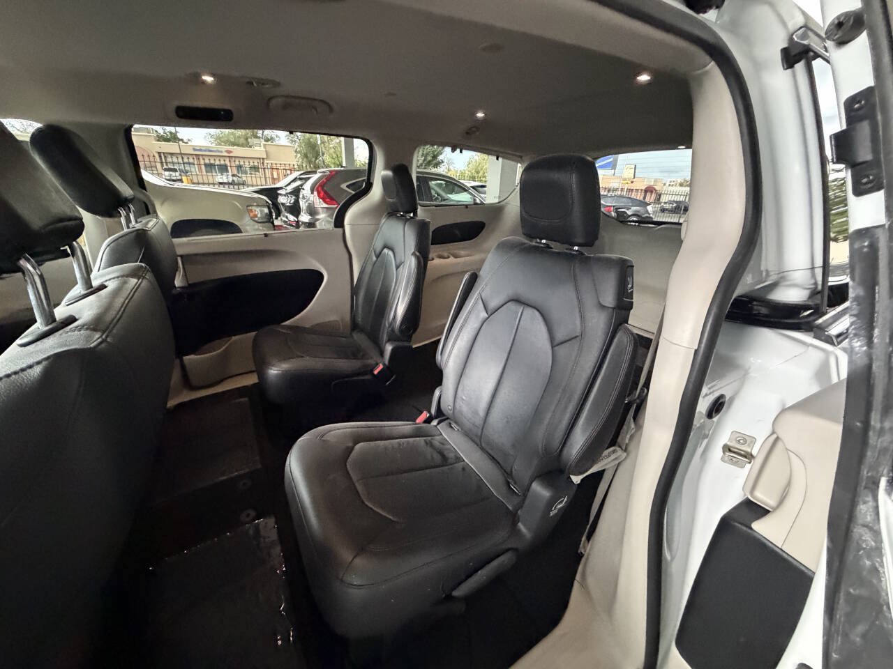 Used 2017 Chrysler Pacifica Touring-L FWD image 12