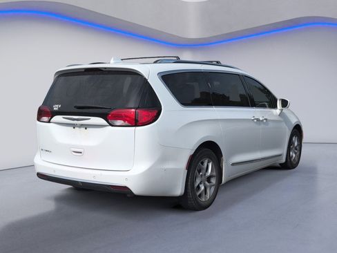 Used 2019 Chrysler Pacifica Touring-L Plus w/ Advanced Safetytec Group FWD image 5