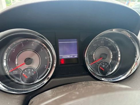 Used 2015 Chrysler Town & Country Touring FWD image 5