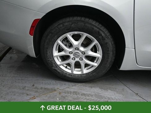 Used 2024 Chrysler Voyager LX image 18
