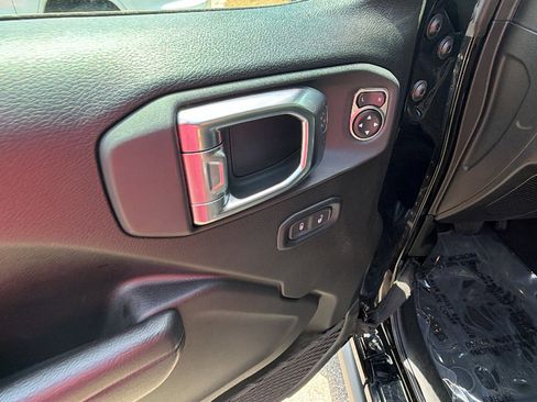 Used 2025 Jeep Wrangler Willys AWD/4WD image 15