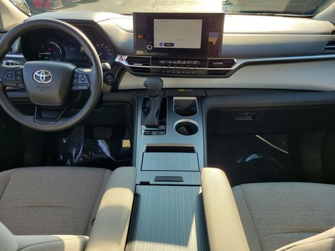 Used 2025 Toyota Sienna LE FWD image 9