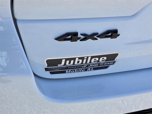 New 2025 Jeep Grand Cherokee Altitude image 30