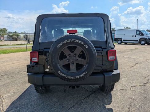 Used 2018 Jeep Wrangler Sport AWD/4WD image 4
