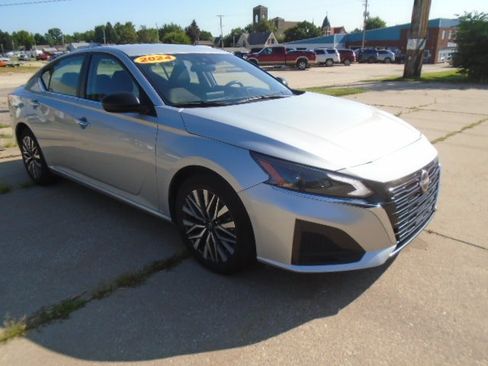 Used 2024 Nissan Altima 2.5 SV FWD image 13