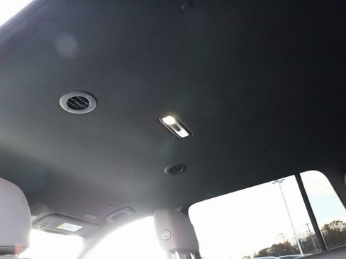 Used 2025 Chevrolet Traverse LT image 21