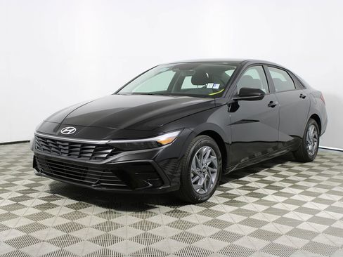 Used 2025 Hyundai Elantra Blue image 21