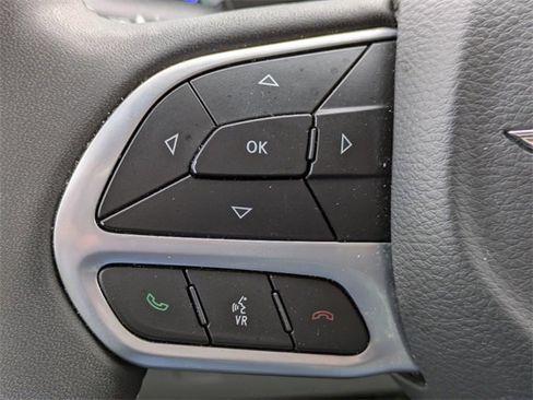 Used 2024 Chrysler Pacifica Select image 31