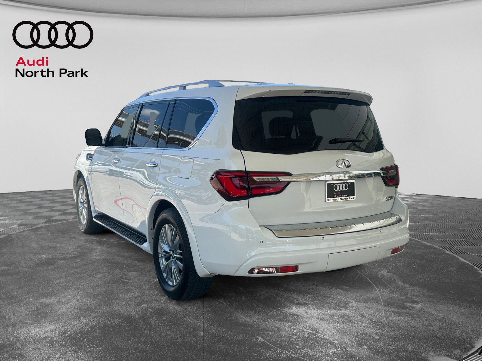 Used 2019 INFINITI QX80 Luxe w/ All-Season Package RWD image 3