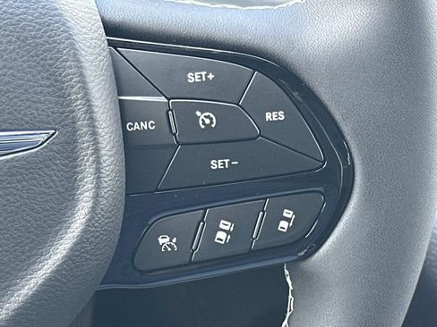New 2026 Chrysler Pacifica Limited w/ Uconnect Theater Family Group FWD image 24
