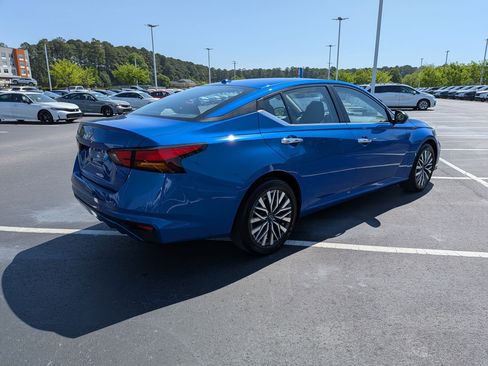 Used 2025 Nissan Altima 2.5 SV FWD image 3