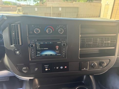 Used 2017 Chevrolet Express 3500 Extended RWD image 34