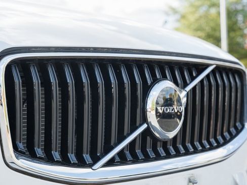 Certified 2022 Volvo XC60 B5 Momentum w/ Climate Package image 11