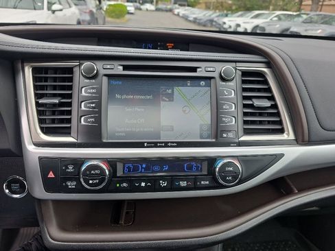 Used 2018 Toyota Highlander XLE AWD/4WD image 18