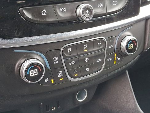 Used 2023 Chevrolet Traverse LT image 34