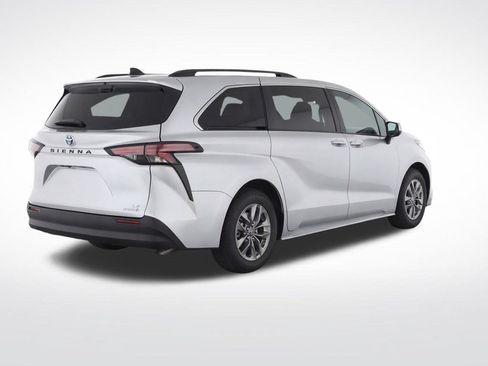 Used 2024 Toyota Sienna LE w/ LE Plus Package FWD image 3