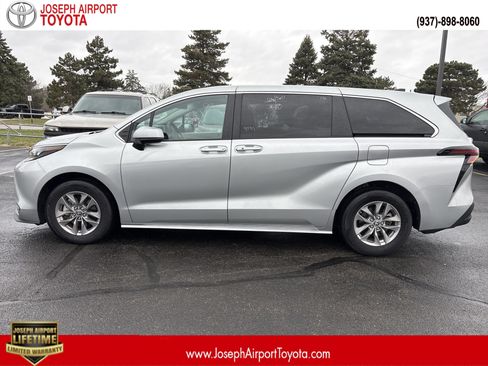 Used 2024 Toyota Sienna LE image 1