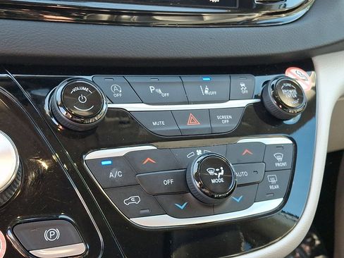 Used 2023 Chrysler Pacifica Touring-L FWD image 16