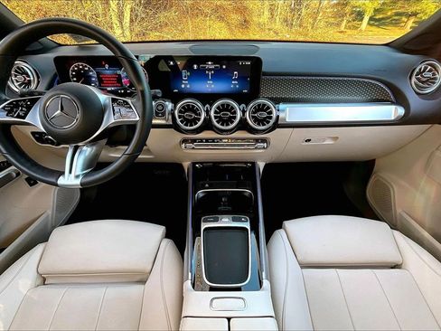 Used 2025 Mercedes-Benz GLB 250 4MATIC image 15