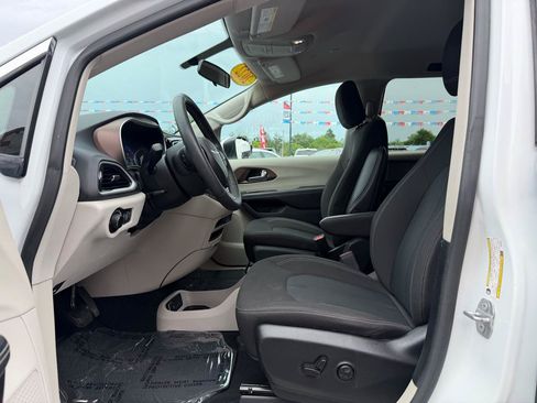 Used 2022 Chrysler Voyager LX FWD image 14