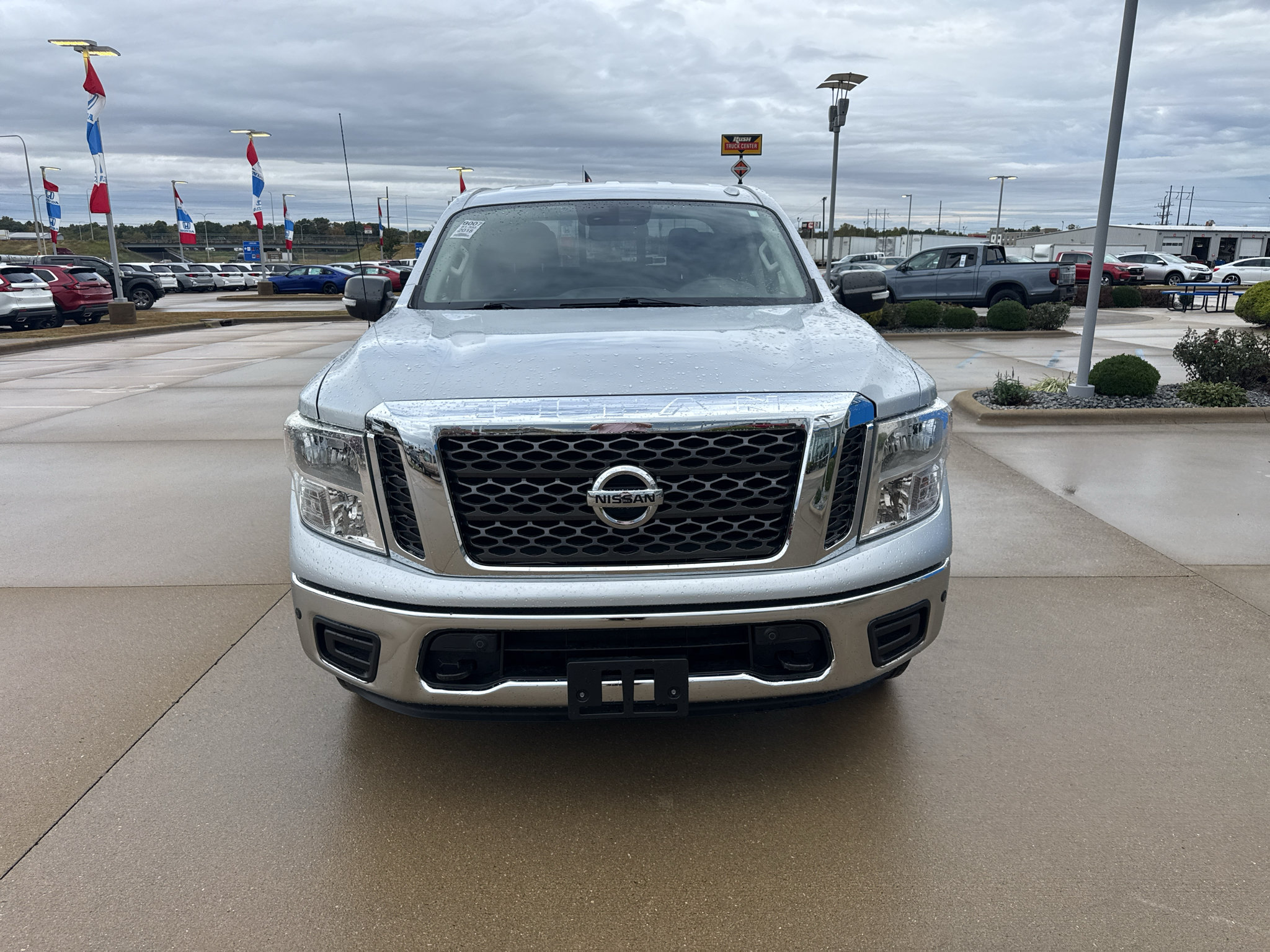 Used 2018 Nissan Titan SV w/ SV Convenience Package AWD/4WD image 2