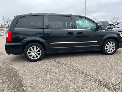 Used 2013 Chrysler Town & Country Touring image 11