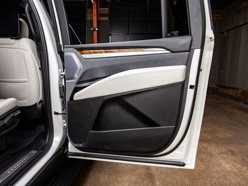 Used 2025 Cadillac Escalade ESV Sport Platinum w/ LPO, ONYX Package image 42