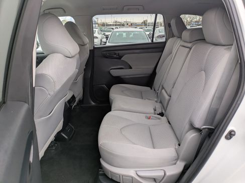 Used 2023 Toyota Highlander LE image 29