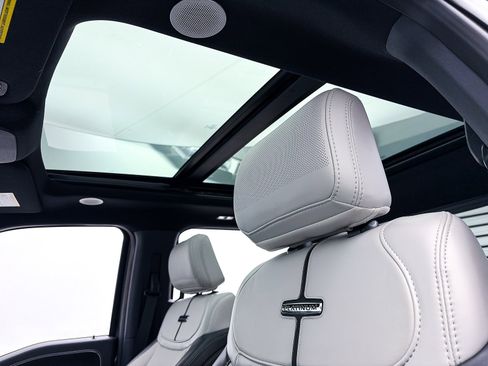 Used 2023 Ford F150 Lightning Platinum image 5