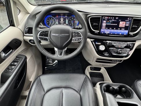 Used 2024 Chrysler Pacifica Touring-L image 23