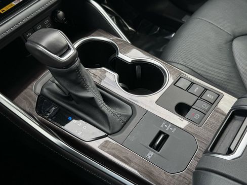 Used 2024 Toyota Highlander Limited image 35