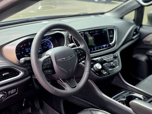 Used 2022 Chrysler Pacifica Limited w/ S Appearance Package FWD image 11